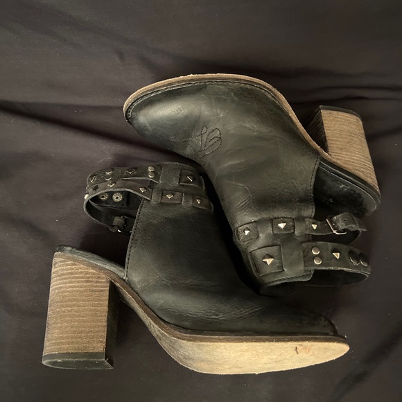 Circle G Fashion Shoes Womens 8 M Straps Round Toe Buckle Black P5180. 
Bin B13 - Picture 5 of 11